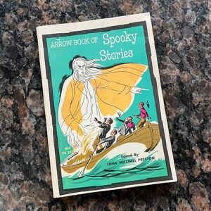 Vintage 70s Arrow Book of Spooky Stories
